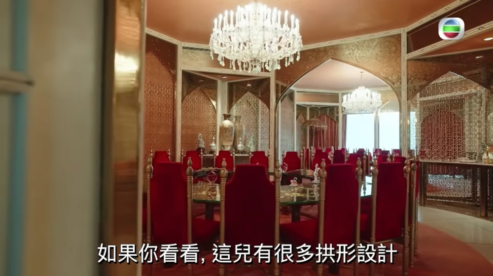 Shahan介紹另一個蒙兀兒廳，因為採取咗印度蒙兀兒嘅建築風格，入面有好多拱型裝飾，又有數張圓枱