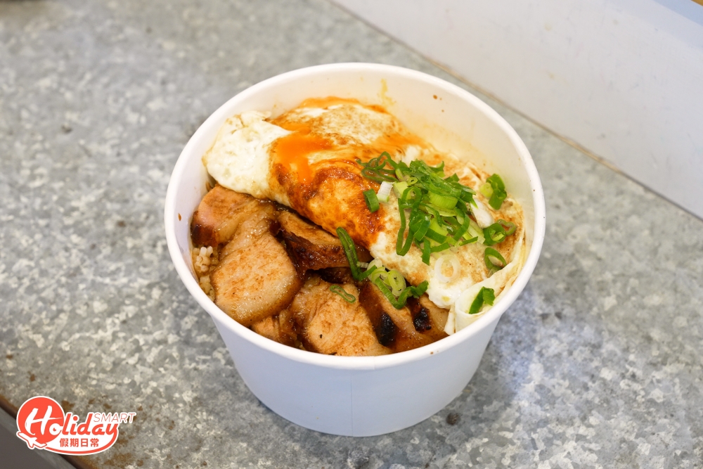 另外推介黯然銷魂飯，叉燒用西班牙黑毛豬腩肉製成，半肥瘦的叉燒層次分明，肉質彈牙。