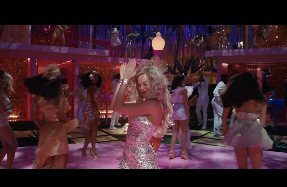 Margot Robbie飾演的芭比原本住在芭比樂園無憂無慮，但因不夠漂亮及完美而遭到拋棄～