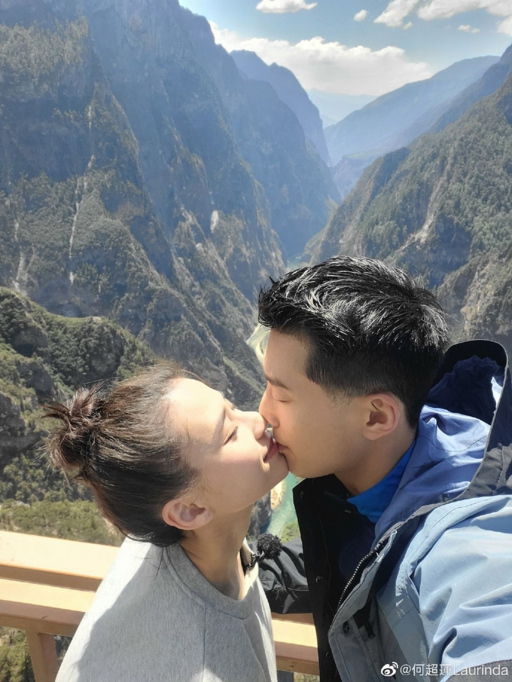 何超蓮將同男友竇驍喺2019年被拍到接吻,之後兩人公開認愛,相戀4年嚟一直愛得高調