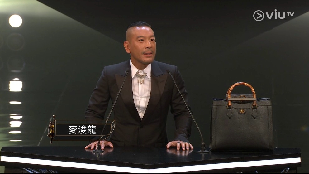 麥浚龍拎住個Gucci手提袋上台。