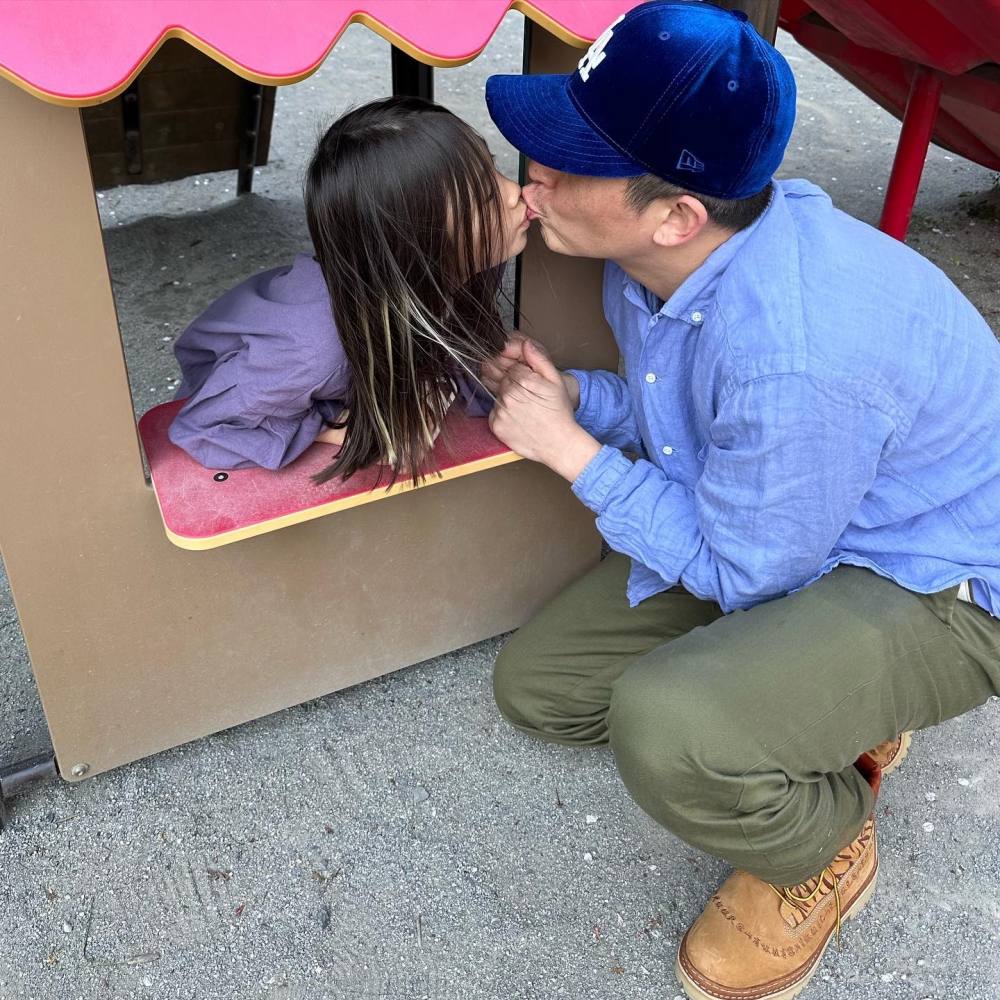 陳冠希於IG上傳一張於遊樂場上與囡囡嘅合照。