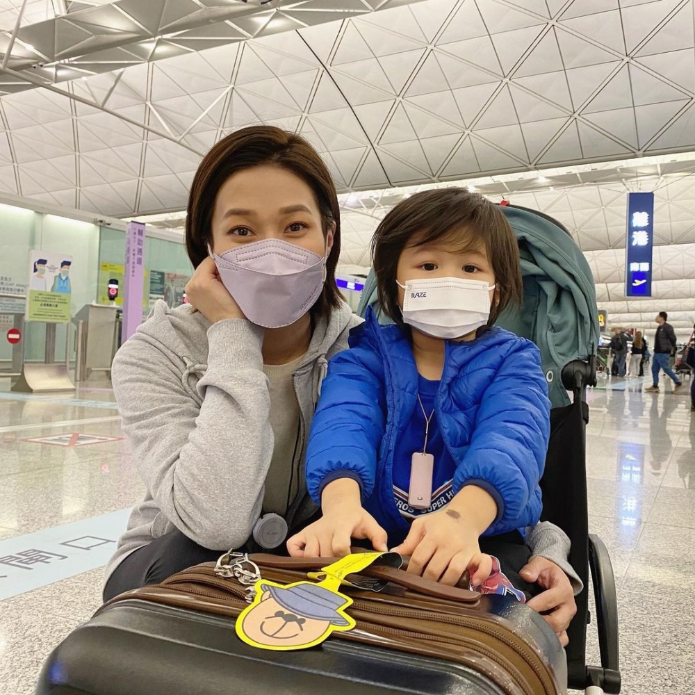 鍾嘉欣近日帶埋3個小朋友回港