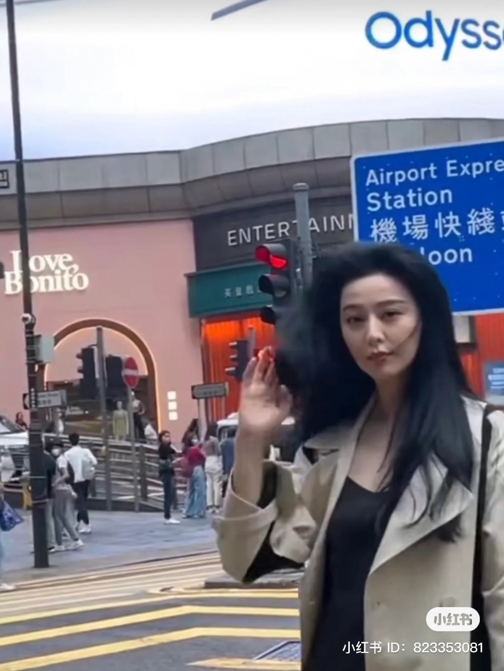 雖然大部分偶遇范冰冰嘅網友都指佢真人超靚女,不過亦有網友喺小紅書分享咗范冰冰嘅「炒車照」