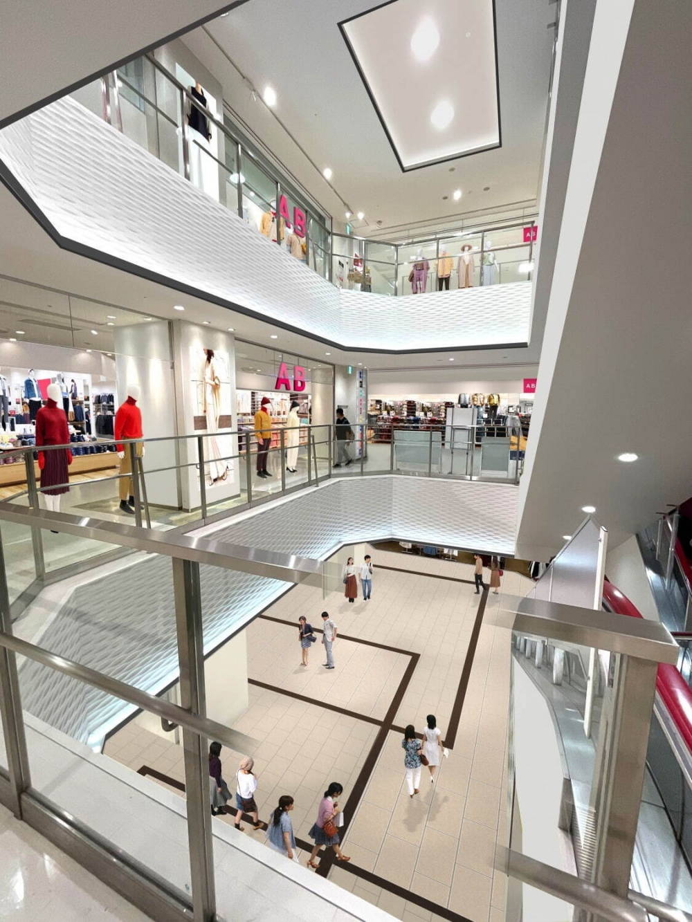 商場內1至3樓的牆壁改成採光更好的玻璃窗，變得更明亮寬敞！