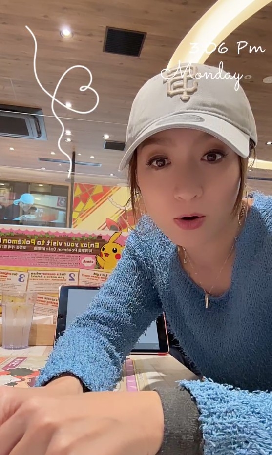 姚嘉妮去到Pokemon Cafe，並喺Facebook開直播