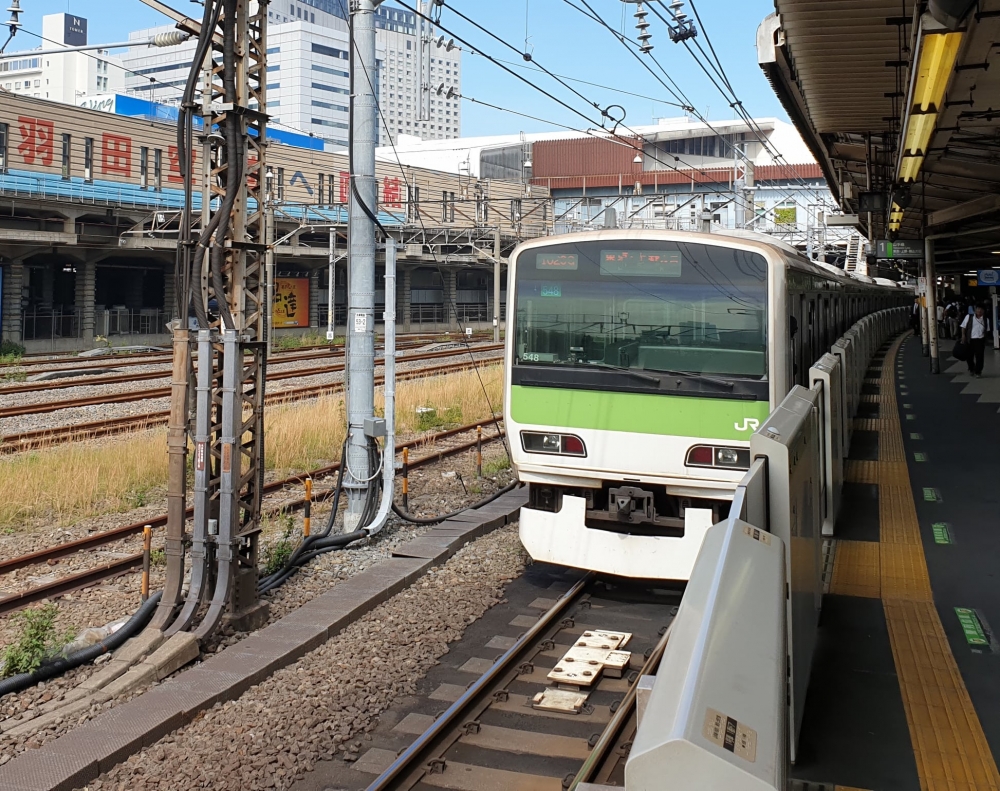 JR集團發行嘅鐵路週遊票「Japan Rail Pass」可任意乘搭JR集團旗下嘅鐵道、巴士、渡輪等路線。