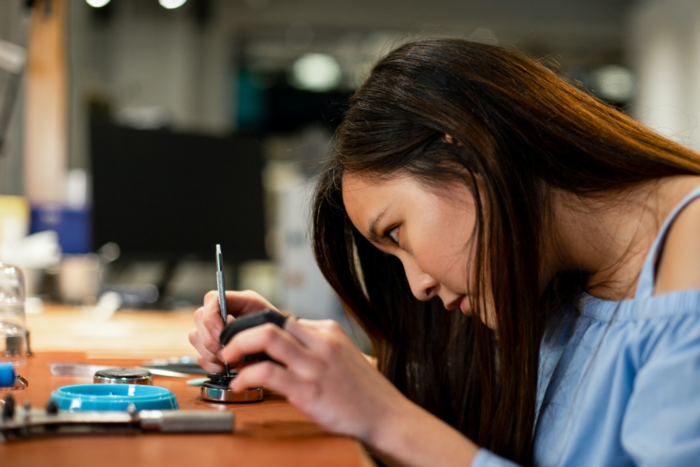 體驗親手裝嵌一個機械手錶！