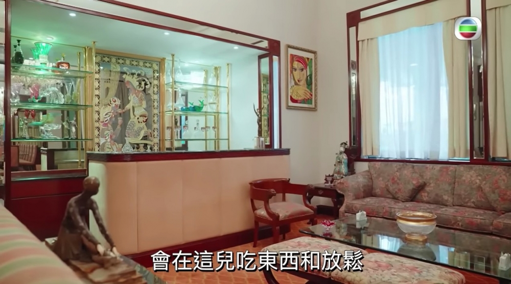 雖然係畀年輕人使用，但呢間房同樣都擺放咗好多名貴飾品