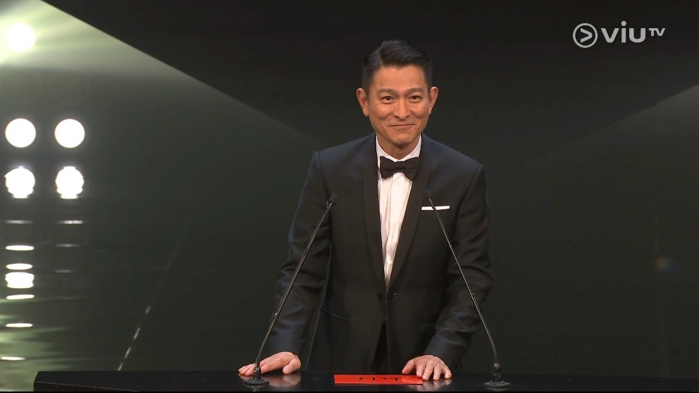 劉德華將《流水落花》讀錯成《落花流水》。