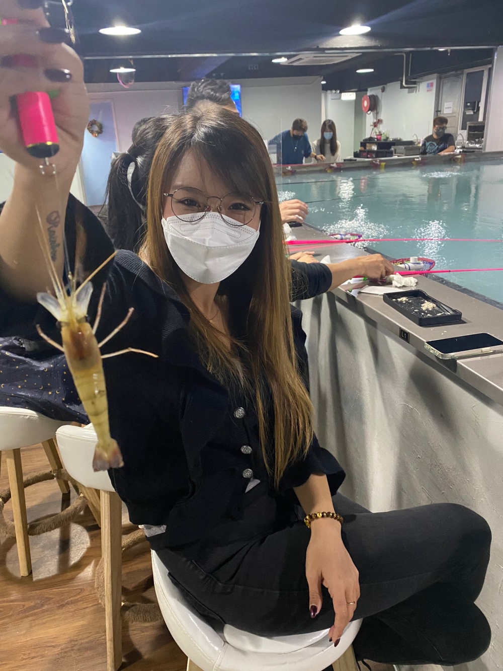 在舒適的室內環境無限量任釣鮮蝦，釣到幾多食幾多！