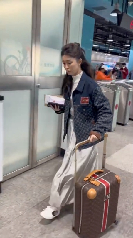 網民關注Janice嘅一身衣着。