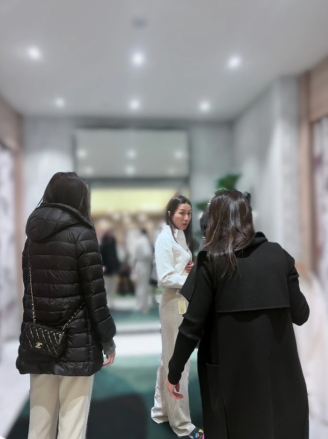 網友讚鍾嘉欣真人「超美好高挑」