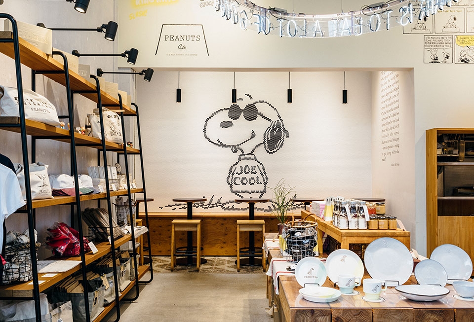 除了品嚐精緻的下午茶及主食,中目黑PEANUTS Café仲可以買到各式各樣Snoopy的周邊商品!