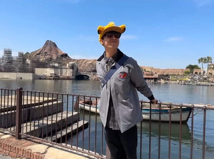 老闆同Alton企喺地中海港灣前影相。