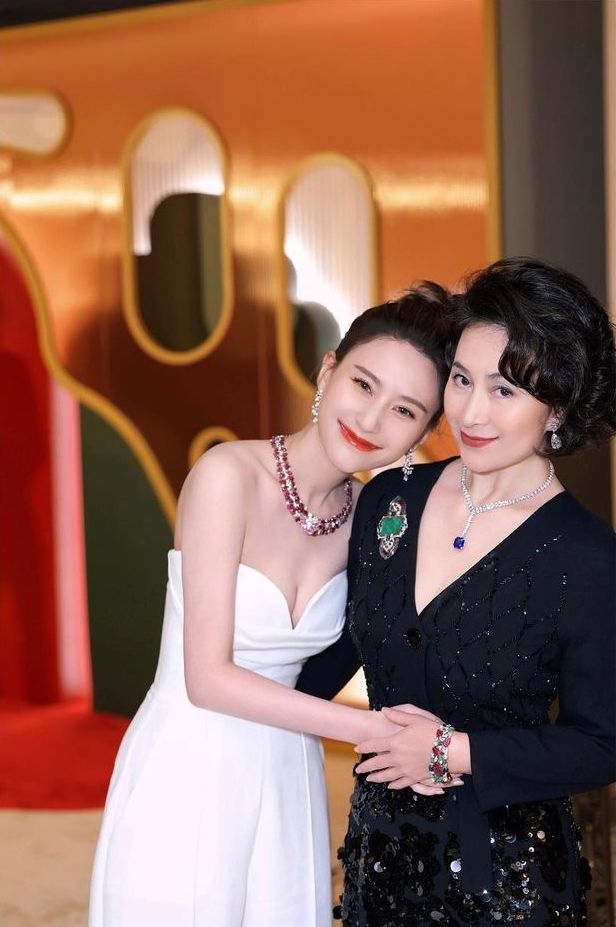 早前超蓮同家姐超瓊一同出席活動