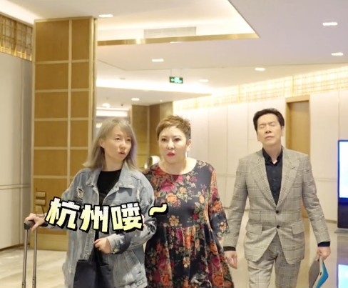 向太同助手、丈夫向華強一齊乘坐私人飛機。