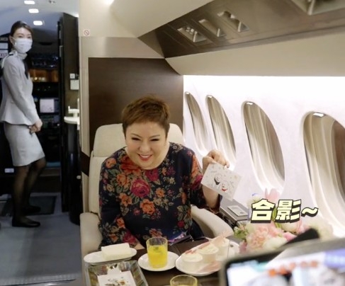 熱愛與網友分享個人生活嘅向太就把握時間幫老公影相