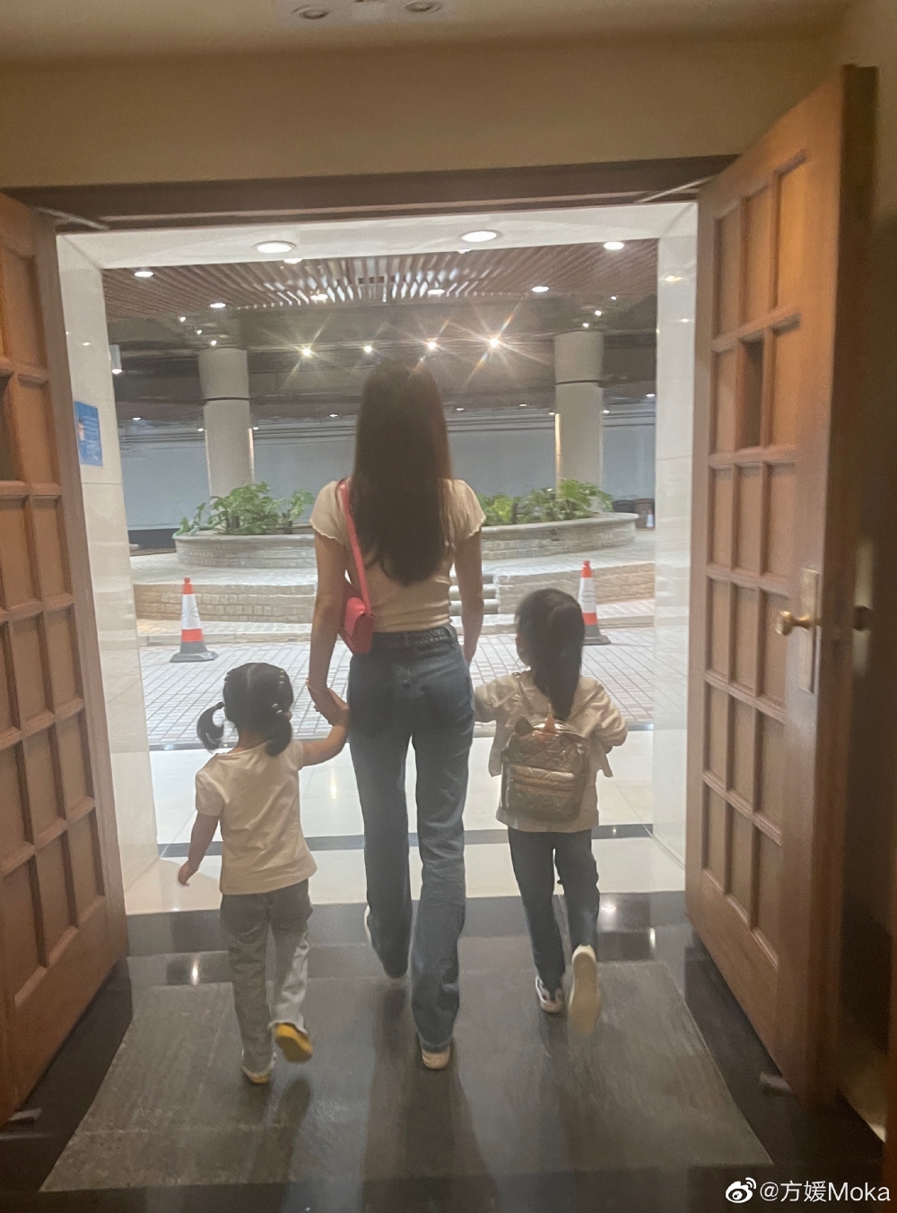 方媛經常帶兩個女兒出門,享受親子時光。