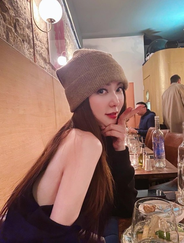 導師之一嘅惠英紅就直指薛凱琪年齡已逾40，仲扮少女好肉麻，認為佢要盡快轉型