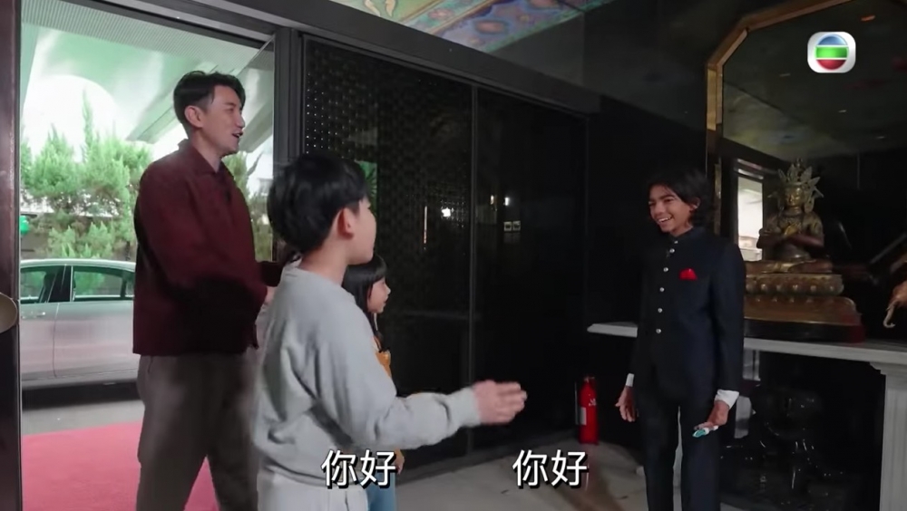 門口玄關位就放咗一啲神像