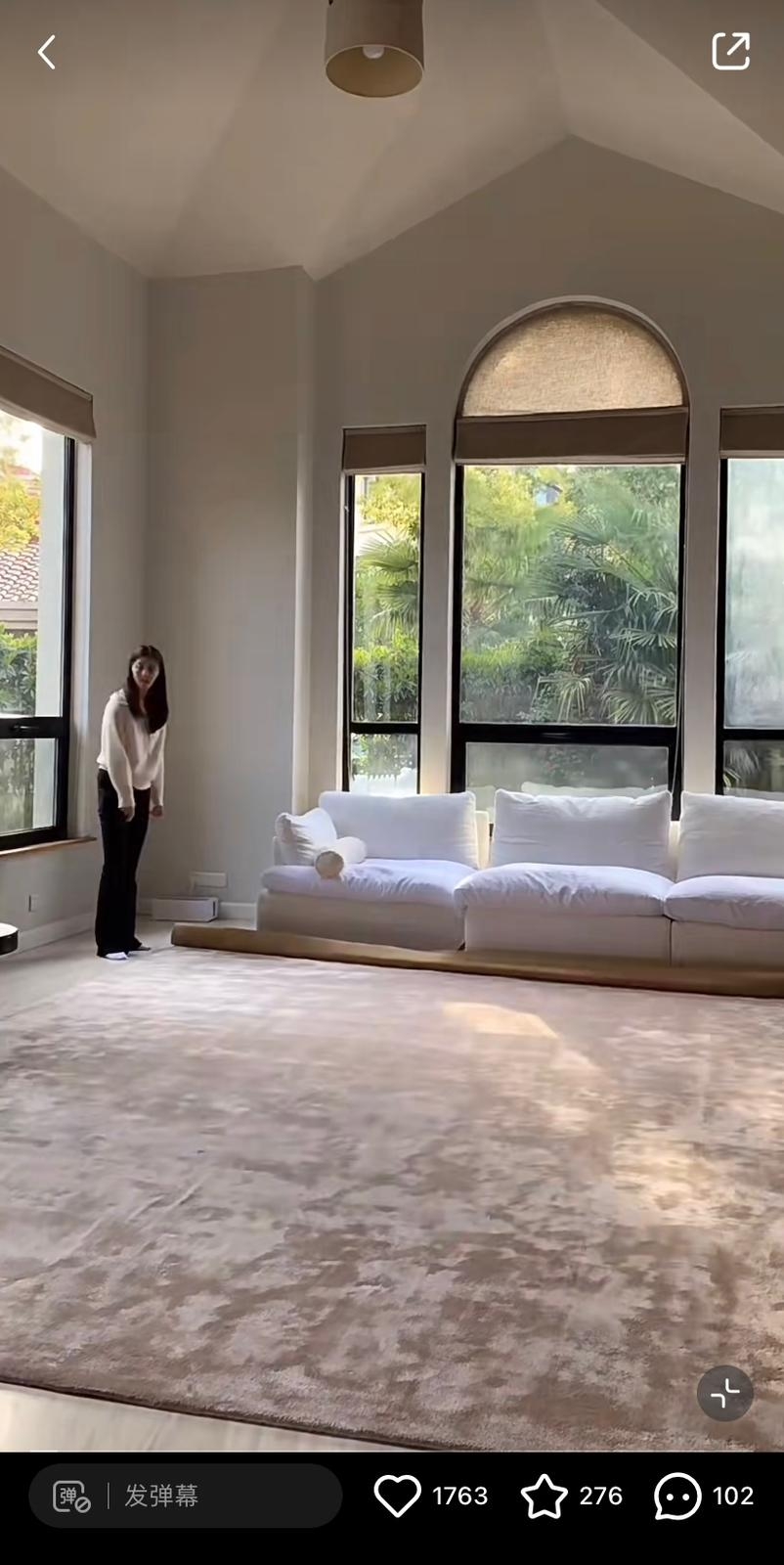 Karena展示家中嘅客廳。