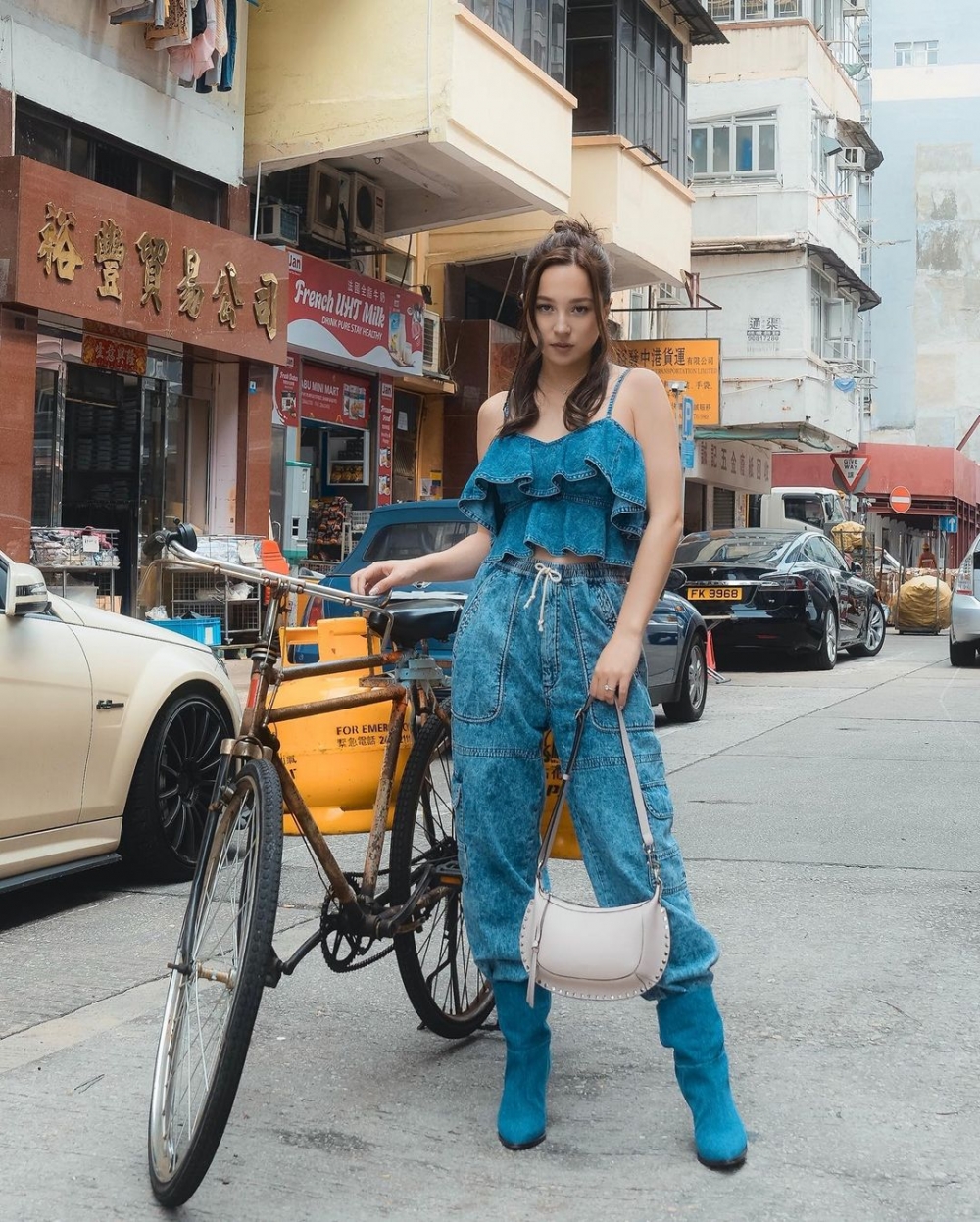 中法混血兒J Lou平時喺社交平台上多分享日常、搞笑趣事。