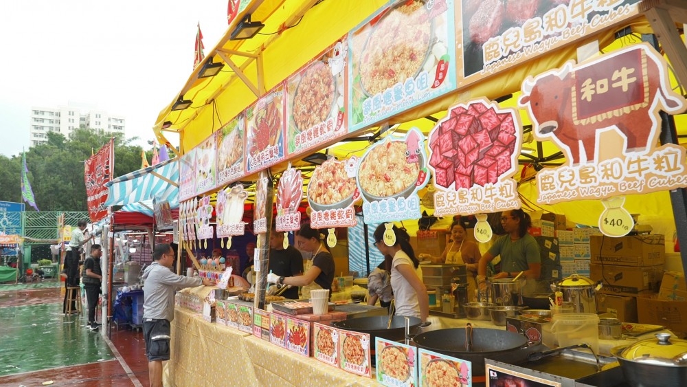 青衣戲棚雲集的多個小食檔攤，一邊掃街一邊享用熱騰騰的熟食，充滿地道風味。