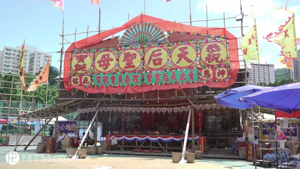 為慶祝《真君大帝寶誕》及《天后誕》，青衣會根據傳統搭建戲棚。