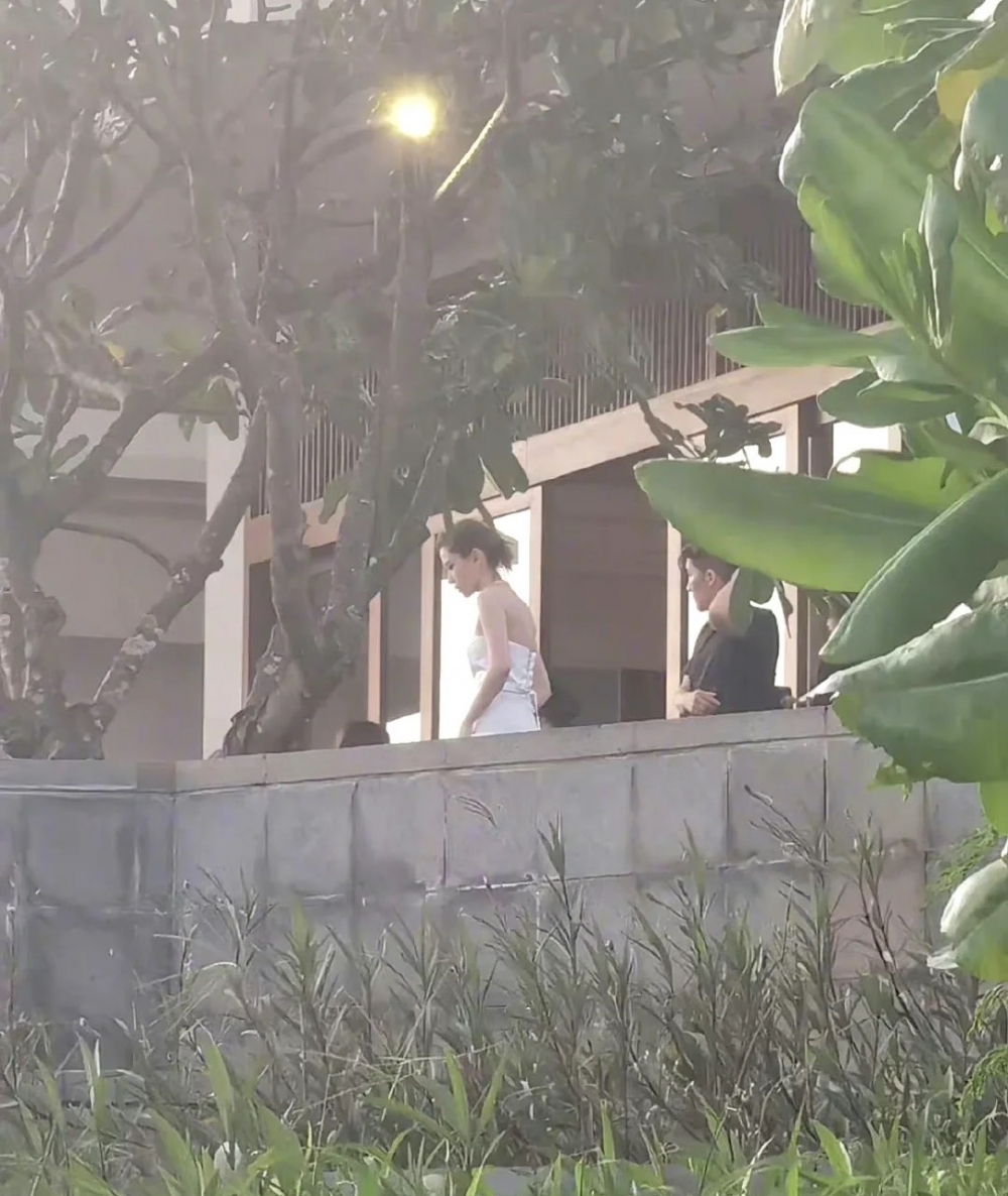 有峇里島嘅網友喺小紅書晒出各種偶遇照,其中一張見到超蓮著住露背禮服裙,疑似係婚紗