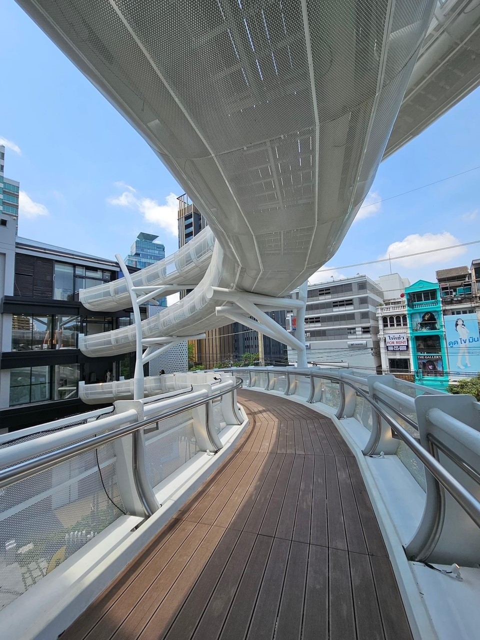 唔止一條，多條長廊讓人大家任意穿梭商場的室內外～