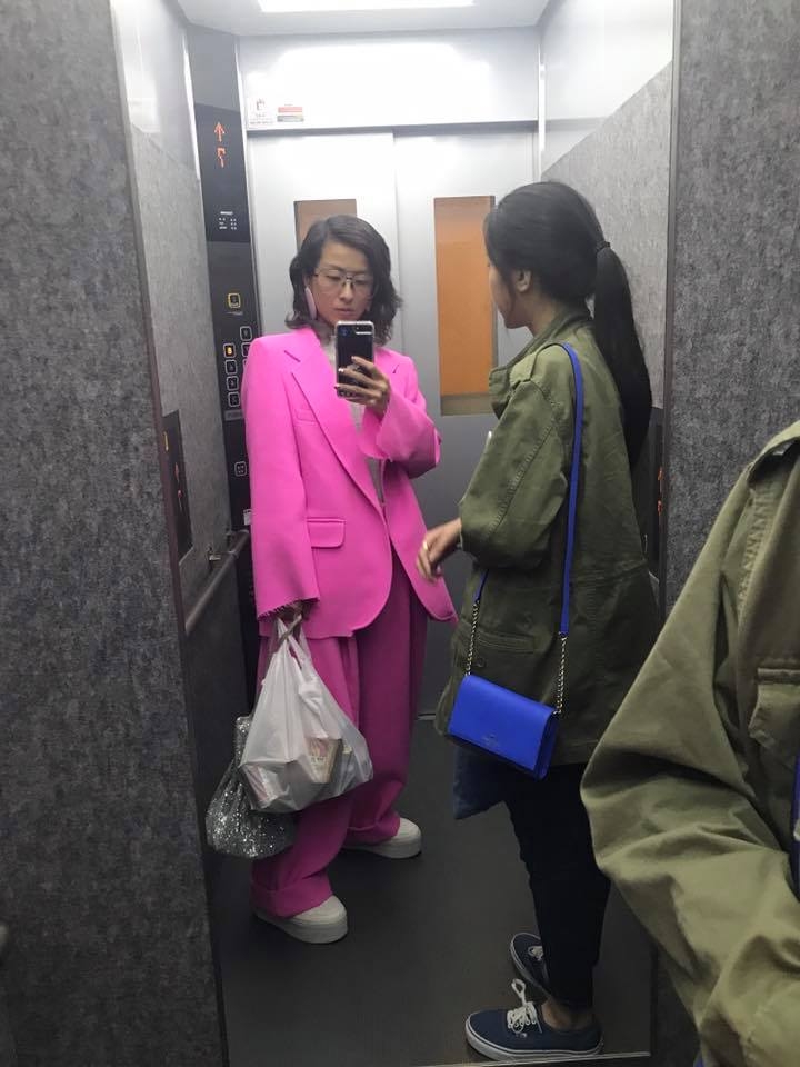 Hilary亦多次身穿大面積嘅粉色衣物示人。