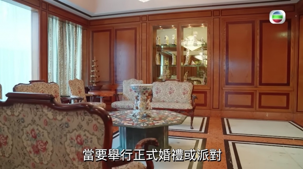 佢表示家族會喺度開party、婚禮嘅雞尾酒會