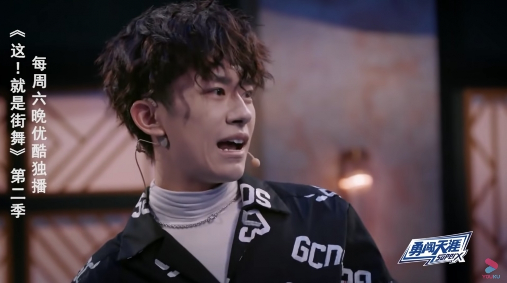 成龍澄清自己只係舉例,唔係指易烊千璽「靠樣無實力」,又呼籲粉絲幫佢糾正返。