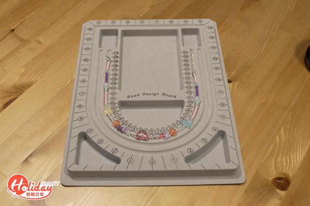 揀選好後就可以拿出量度盤,再用軟呎量度手圍,根據手圍用珠仔拼砌需要的長度。