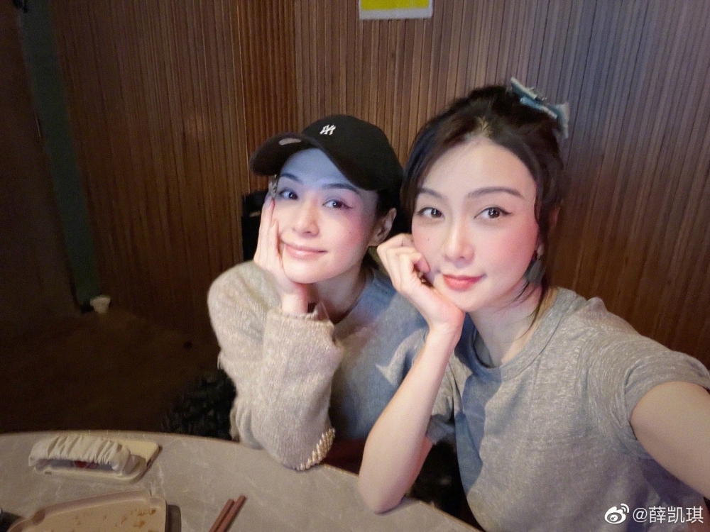 薛凱琪之前同阿嬌嘅合照又被網友指「P圖太重手」