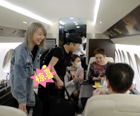 一坐低就有空姐貼心服侍，送上兩杯飲品