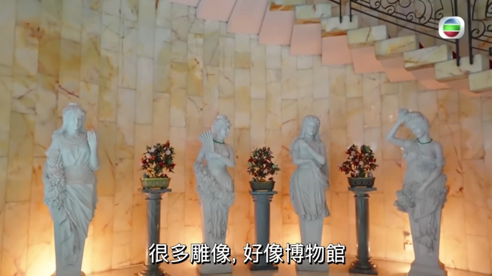 5萬呎嘅豪宅當然唔少得有螺旋樓梯，樓梯大廳更擺放咗好多雕像