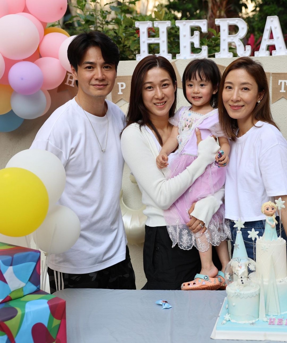 最近鍾嘉欣現身香港，並出席楊茜堯（楊怡）女兒小珍珠嘅生日會