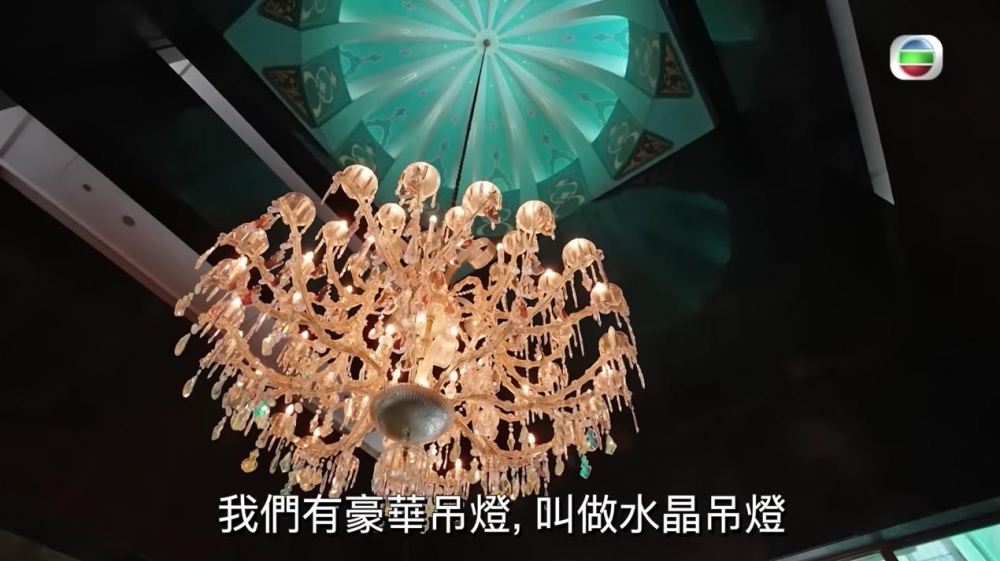 大宅內到處都有豪華嘅水晶吊燈，亦有印度流行嘅圓頂裝修