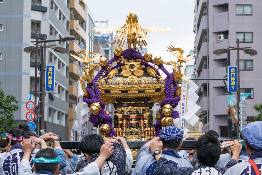 「淺草三社祭」最後一天的重頭戲係逾萬人爭相抬起三座大型本社神轎遊行~