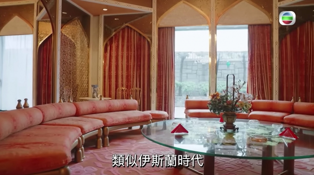 酒吧同座椅都鑲咗青銅