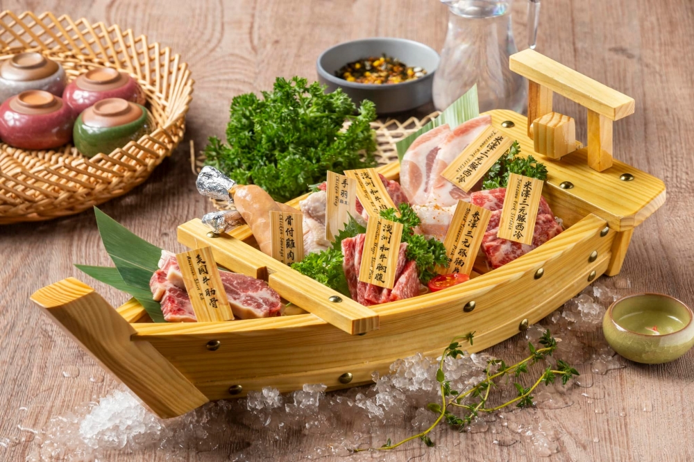 凡於生日月份惠顧午市或晚市和牛海鮮燒肉放題，即可享4人同行，生日之星半價。每人加多$48，更可以任飲各式酒類，包括啤酒、梅酒、清酒、柚子酒、紅白酒。