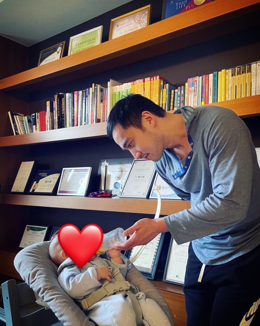 賴弘國繼續「低調」,甚少post妻子照片,BB樣亦都有用sticker遮住。