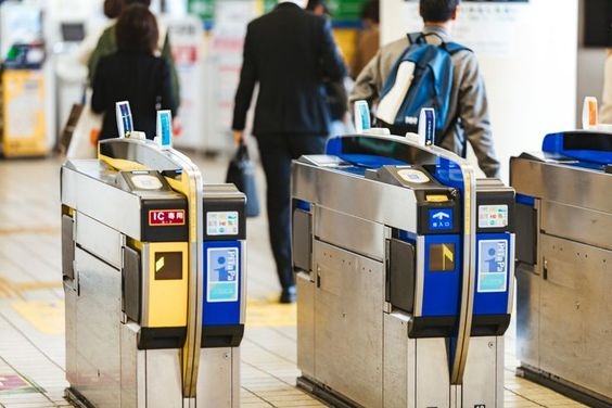 最平嘅普通車廂7日券,售價加近HK$1,200,豪華車廂嘅7日券則加價近HK$1,800