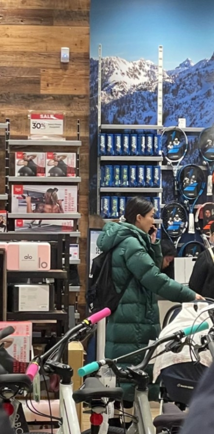 最近喺小紅書亦有其他網友喺加拿大「野生捕獲」鍾嘉欣