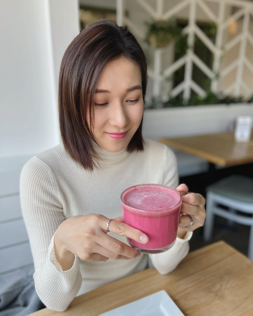 鍾嘉欣表示之前拍劇同仔女分開咗5個月覺得好難受。