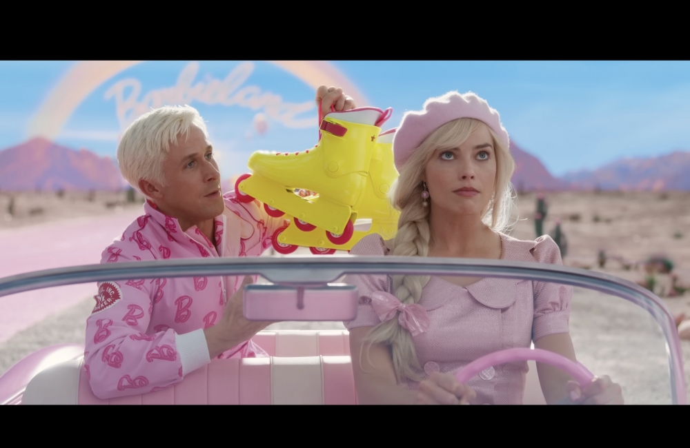 為了追尋更美好的生活，芭比決定闖入現實世界，豈料肯尼卻偷偷追隨她前往！