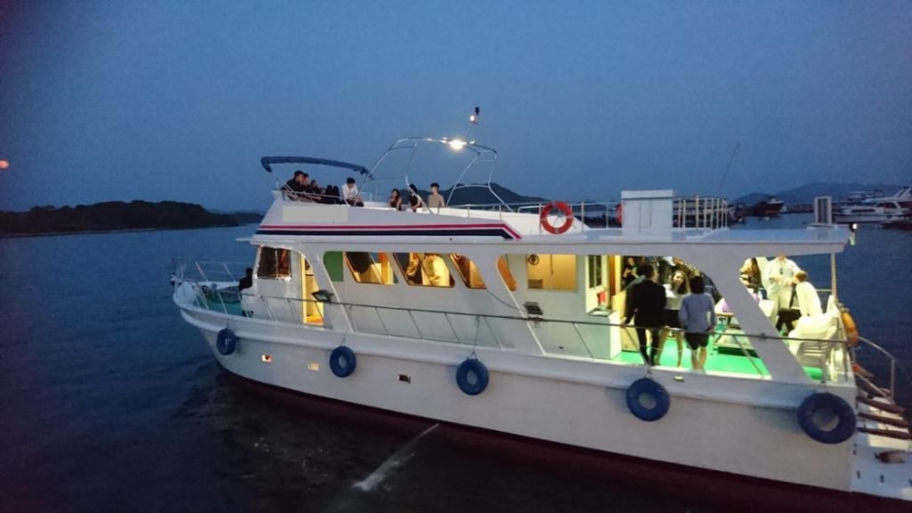 搭私人遊艇出海感受即釣即煮墨魚海上體驗～