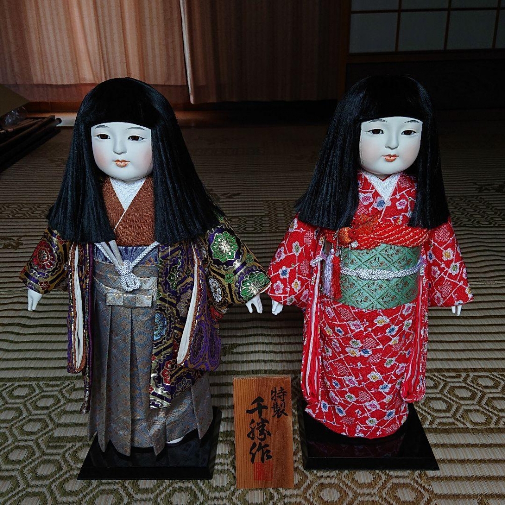 日本人形係著住和服嘅人偶